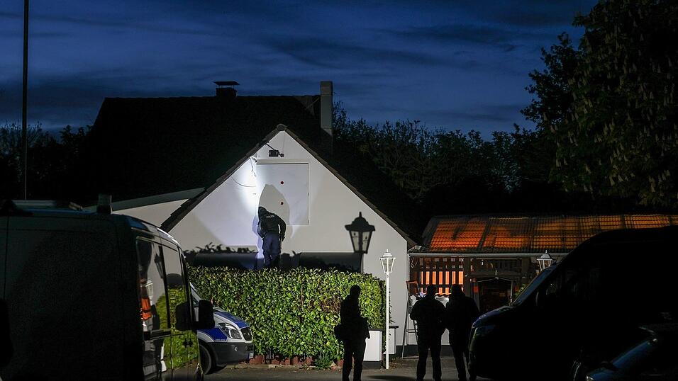 Am fr&uuml;hen Morgen durchsuchten die Beamten zahlreiche Wohnungen und Gesch&auml;fte.