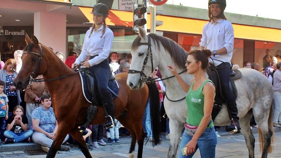 Viele Besucher verfolgten am Sonntag den Umzug auf dem Vilsbiburger Stadtplatz. Viele Besucher verfolgten am Sonntag den Umzug auf dem Vilsbiburger Stadtplatz.