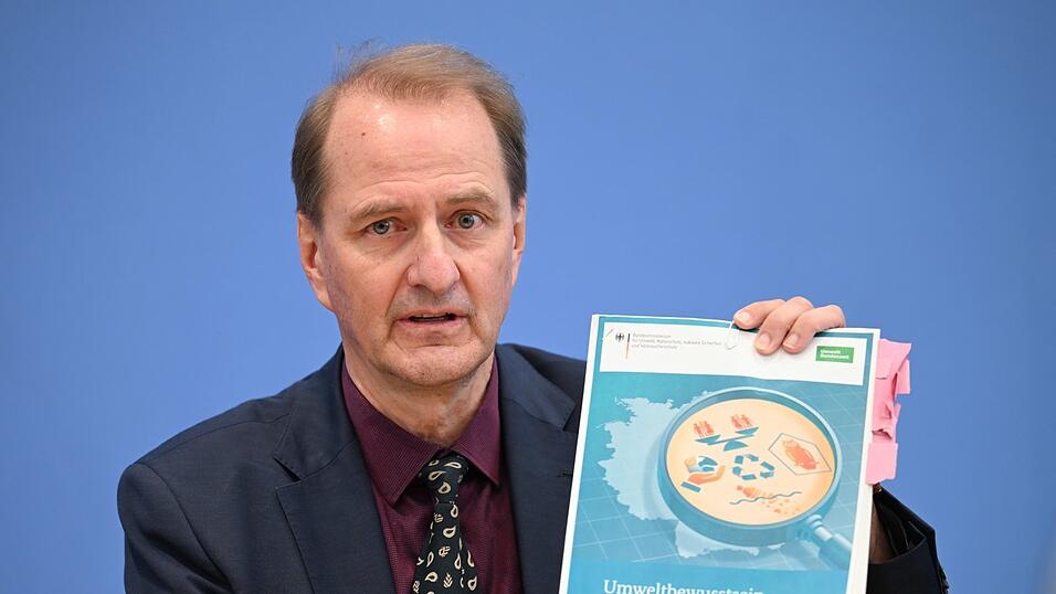 Dirk Messner, Pr&auml;sident des Umweltbundesamtes (UBA), spricht w&auml;hrend einer Pressekonferenz zur Vorstellung der Studie 'Umweltbewusstsein in Deutschland 2022' und h&auml;lt eine der Brosch&uuml;ren mit zahlreichen rosa Lesezeichen.