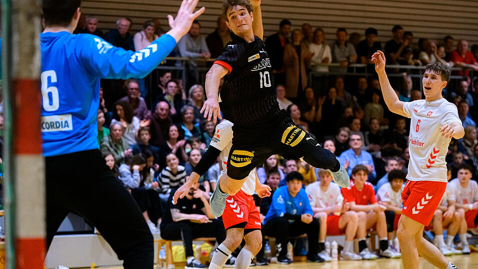 Florian Budde (Nummer 10) und seine Kollegen von der neu formierten deutschen U20-Auswahl absolvieren die EM-Generalprobe gegen Italien in Landshut.