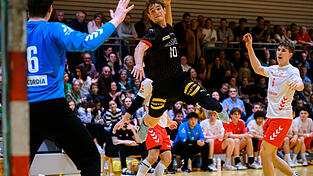 Florian Budde (Nummer 10) und seine Kollegen von der neu formierten deutschen U20-Auswahl absolvieren die EM-Generalprobe gegen Italien in Landshut.