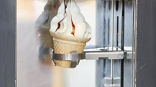 Softeismaschinen, wie diese auf unserem Symbolbild, sind viel Wert. Offenbar wussten die Diebe das. Aus der Lagerhalle klauten sie die Gastromaschine, der entstandene Schaden liegt bei 33.000 Euro.