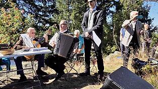 Ewald und seine Freunde trugen ihren musikalischen Teil zu einer besonderen Feier am Denkmal bei. Ewald und seine Freunde trugen ihren musikalischen Teil zu einer besonderen Feier am Denkmal bei.