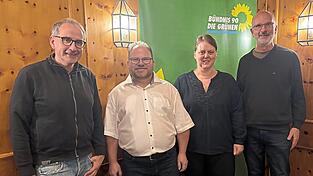 Sascha Kretz ist der Landratsbewerber der Grünen. Dem 47-Jährigen gratulieren nach der Nominierung die Kreisvorsitzende Andrea Leitermann, Kreisrat Michael Doblinger und der Further Stadtrat Stefan Zeller. Sascha Kretz ist der Landratsbewerber der Grünen. Dem 47-Jährigen gratulieren nach der Nominierung die Kreisvorsitzende Andrea Leitermann, Kreisrat Michael Doblinger und der Further Stadtrat Stefan Zeller.