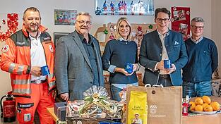 Rettungsdienstleiter Markus M&uuml;hlbauer, Kreisgesch&auml;ftsf&uuml;hrer Gerhard Gansl, Bezirksr&auml;tin Renate Wasmeier, Oberb&uuml;rgermeister Dr. Christian Moser und Landrat Bernd Sibler (v. l.) beim Weihnachtsbesuch des BRK.