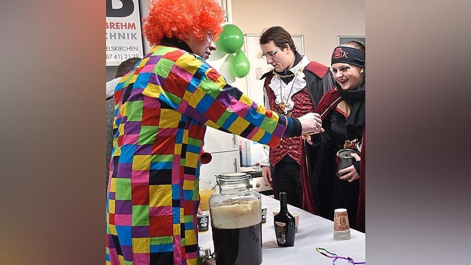 Die Bar war gut besucht.