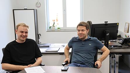 Der Unternehmer Andr&eacute; Schr&ouml;der (li.) &uuml;bernimmt ab 1. August testweise den Aquapark-Betrieb, wie B&uuml;rgermeister Maximilian Mader verk&uuml;ndete.