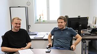 Der Unternehmer André Schröder (li.) übernimmt ab 1. August testweise den Aquapark-Betrieb, wie Bürgermeister Maximilian Mader verkündete. Der Unternehmer André Schröder (li.) übernimmt ab 1. August testweise den Aquapark-Betrieb, wie Bürgermeister Maximilian Mader verkündete.