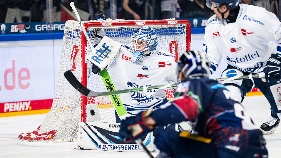Im dritten Spiel im Viertelfinale steht Florian Bugl für die Straubing Tigers im Tor.