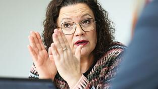 Jede Menge Arbeit für die Arbeitsverwaltung: Andrea Nahles, Vorstandsvorsitzende der Bundesagentur für Arbeit, sieht sich steigenden Arbeitslosenzahlen und sinkender Erwerbstätigkeit gegenüber. Jede Menge Arbeit für die Arbeitsverwaltung: Andrea Nahles, Vorstandsvorsitzende der Bundesagentur für Arbeit, sieht sich steigenden Arbeitslosenzahlen und sinkender Erwerbstätigkeit gegenüber.