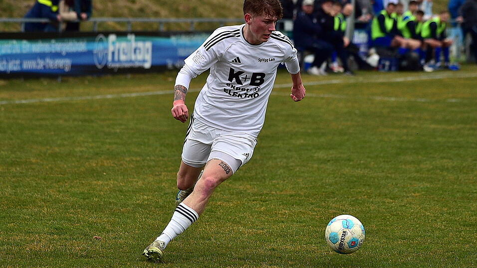 Lams Niklas Maimer macht im Spiel beim Vizemeister SC Luhe-Wildenau mit seinem Tor zum 2:0-Endstand den Deckel drauf.