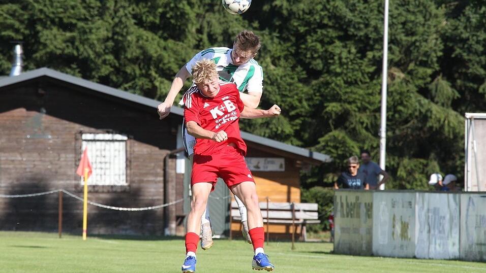 Die SpVgg Lam (rot) zog gegen Bezirksliga-Aufsteiger SpVgg Osterhofen trotz einer 1:0-F&uuml;hrung letztlich den K&uuml;rzeren.