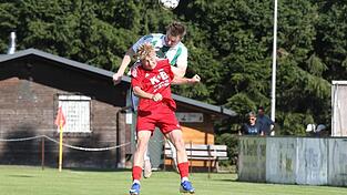 Die SpVgg Lam (rot) zog gegen Bezirksliga-Aufsteiger SpVgg Osterhofen trotz einer 1:0-Führung letztlich den Kürzeren. Die SpVgg Lam (rot) zog gegen Bezirksliga-Aufsteiger SpVgg Osterhofen trotz einer 1:0-Führung letztlich den Kürzeren.