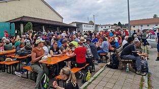 Alle Plätze belegt von hungrigen und müden Wallfahrern vor der Halle. Alle Plätze belegt von hungrigen und müden Wallfahrern vor der Halle.