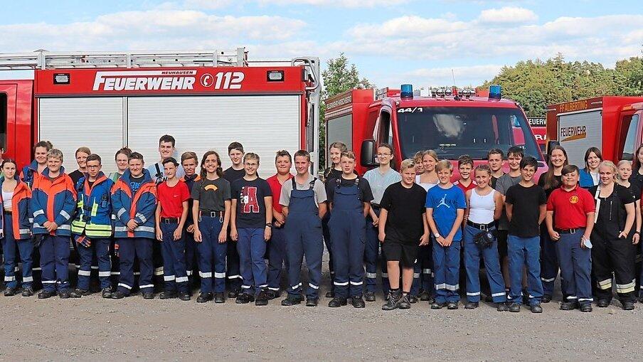 Die Jugendfeuerwehren mit den Feuerwehrführungskräften, Florian Gruber von der Firma Hacker und den Bürgermeistern aus Grafling und Offenberg nach der erfolgreichen Gemeinschaftsübung. Die Jugendfeuerwehren mit den Feuerwehrführungskräften, Florian Gruber von der Firma Hacker und den Bürgermeistern aus Grafling und Offenberg nach der erfolgreichen Gemeinschaftsübung.