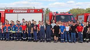 Die Jugendfeuerwehren mit den Feuerwehrführungskräften, Florian Gruber von der Firma Hacker und den Bürgermeistern aus Grafling und Offenberg nach der erfolgreichen Gemeinschaftsübung. Die Jugendfeuerwehren mit den Feuerwehrführungskräften, Florian Gruber von der Firma Hacker und den Bürgermeistern aus Grafling und Offenberg nach der erfolgreichen Gemeinschaftsübung.