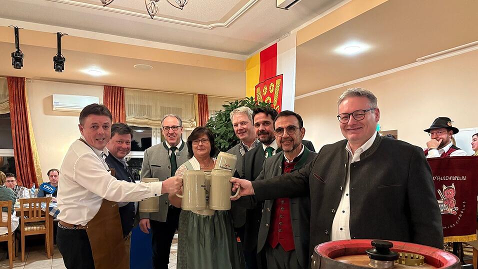 Prost auf ein gelungenes Starkbierfest (v. l.): Landratskandidat und Fraktionsvorsitzender Ewald Seifert, Wolfgang B&ouml;hm von der Klosterbrauerei Weltenburg, die 2. und 3. B&uuml;rgermeister Manfred Engl und Heike Kattler, Bezirksrat Franz Schreyer, B&uuml;rgermeister Adalbert H&ouml;sl, Klaus Holetschek, Vorsitzender der CSU-Fraktion, und MdL Josef Zellmeier.