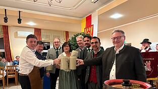 Prost auf ein gelungenes Starkbierfest (v. l.): Landratskandidat und Fraktionsvorsitzender Ewald Seifert, Wolfgang B&ouml;hm von der Klosterbrauerei Weltenburg, die 2. und 3. B&uuml;rgermeister Manfred Engl und Heike Kattler, Bezirksrat Franz Schreyer, B&uuml;rgermeister Adalbert H&ouml;sl, Klaus Holetschek, Vorsitzender der CSU-Fraktion, und MdL Josef Zellmeier.