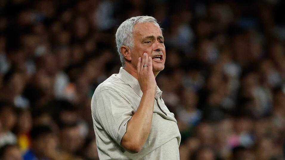 Real Madrids Cheftrainer Jos&eacute; Mourinho st&auml;rkt seinem Offensivstar Vin&iacute;cius J&uacute;nior den R&uuml;cken.