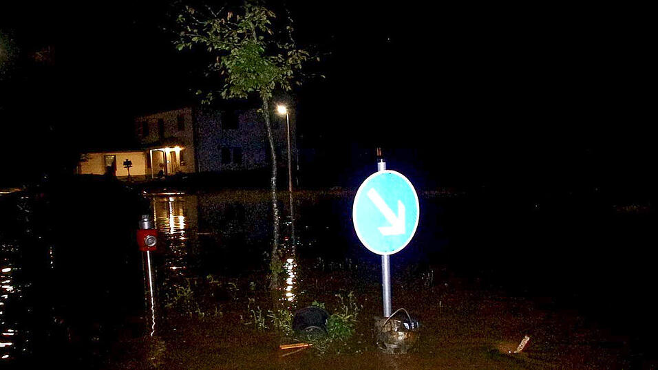 In Künzing im Landkreis Deggendorf überschwemmten Wassermassen auf einem Überlaufbecken eine nahe Wohnsiedlung - mehrere Keller liefen voll, auch die Straße stand zeitweise unter Wasser. In Künzing im Landkreis Deggendorf überschwemmten Wassermassen auf einem Überlaufbecken eine nahe Wohnsiedlung - mehrere Keller liefen voll, auch die Straße stand zeitweise unter Wasser.