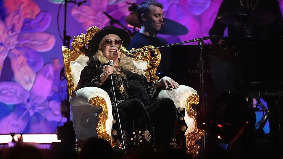 Mit 81 dabeI: Die kanadische Sängerin Joni Mitchell bei  «FireAid».