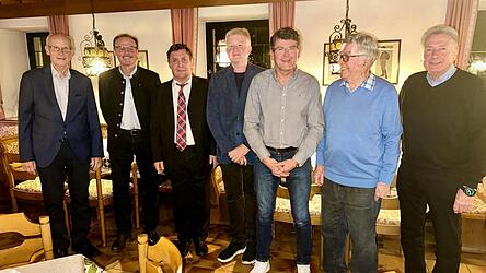 Die neue Führungsriege der Baugenossenschaft mit Vizebürgermeister Mühlbauer (Zweiter von links): Reinhold Bräu, Fritz Feuchtmüller, Michael Mühlbauer, das neue Mitglied Thomas Späth, Bernd Meißner und Klaus Koller (von links). Die neue Führungsriege der Baugenossenschaft mit Vizebürgermeister Mühlbauer (Zweiter von links): Reinhold Bräu, Fritz Feuchtmüller, Michael Mühlbauer, das neue Mitglied Thomas Späth, Bernd Meißner und Klaus Koller (von links).