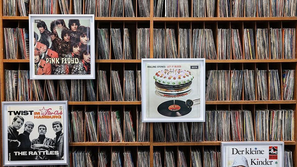 Eine Schallplatten-Theke ist ein besonderer Hingucker der Ausstellung: Besucher können selbst Musik auflegen.