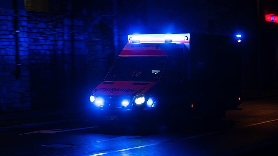 Zwei der Verletzten brachte der Rettungsdienst in Krankenh&auml;user. (Symbolbild)