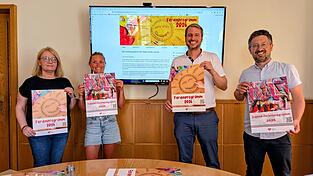 Vier Paten f&uuml;r zwei gro&szlig;e Programme: Petra Sicheneder (v.l.), Kristina Demmelmaier, Matthias Kohlmayer und Alexander Oswald freuen sich &uuml;ber die 93 Veranstaltungen, bei denen Landauer Kinder und Jugendliche in den Sommerferien mitmachen k&ouml;nnen.  Foto: Roman Hiendlmaier