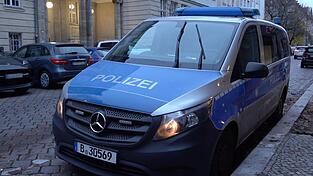 Ein Polizeiauto steht nach vermeintlichen Anschlagsandrohungen vor einer Berliner Schule.
