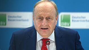 Bauernpräsident Joachim Rukwied sagte in Berlin: «Der Motor stottert weiter.» Bauernpräsident Joachim Rukwied sagte in Berlin: «Der Motor stottert weiter.»