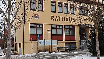 Vorne Rathaus, hinten Schule: Da will Karin Braun als Hausherrin einziehen - und Amtsinhaber Hans Eichstetter bleiben.