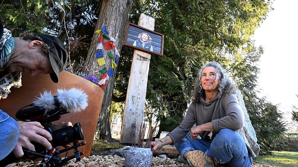Laura Dahlmeiers Mutter an der Gedenkst&auml;tte in dem Park, der jetzt Laura Dahlmeier Park hei&szlig;t.