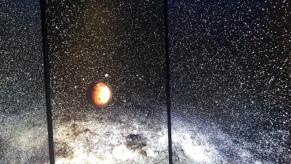 Auf dem Kommandosessel: Mit Lichtgeschwindigkeit geht&rsquo;s durchs All.