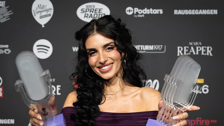 &laquo;Take Me Sp&auml;ti&raquo;-Moderatorin Sara Arslan sahnte beim Deutschen Podcast Award ab.