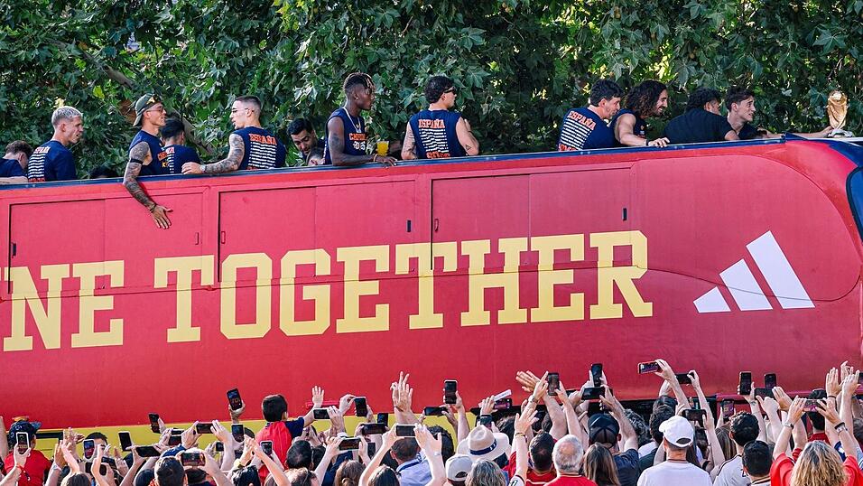 Rund zwei Millionen Menschen gingen nach offiziellen Angaben auf die Straßen, um Spaniens Weltmeister zu feiern. Rund zwei Millionen Menschen gingen nach offiziellen Angaben auf die Straßen, um Spaniens Weltmeister zu feiern.