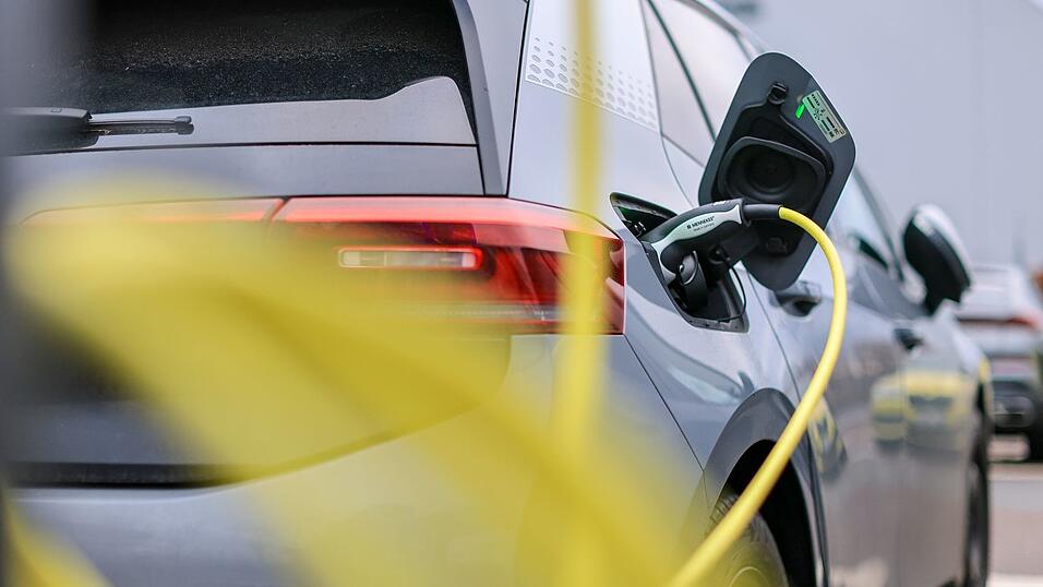 Wegen fehlerhafter Batteriezellen bereitet VW einen R&uuml;ckruf von E-Autos vor. (Symbolbild)