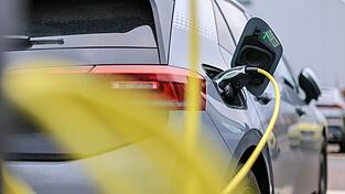 Wegen fehlerhafter Batteriezellen bereitet VW einen Rückruf von E-Autos vor. (Symbolbild) Wegen fehlerhafter Batteriezellen bereitet VW einen Rückruf von E-Autos vor. (Symbolbild)