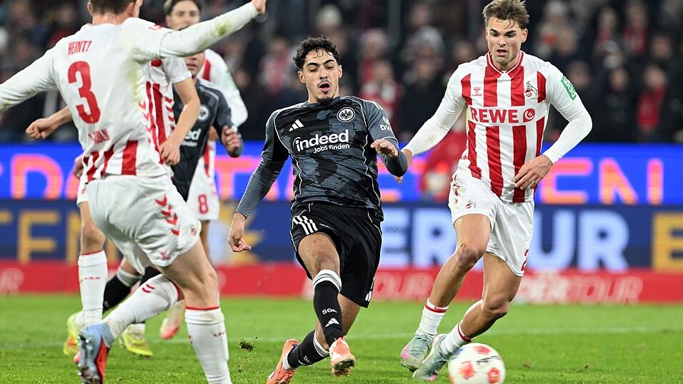 Kölns Joel Schmied kämpft gegen Frankfurts Farès Chaibi um den Ball.