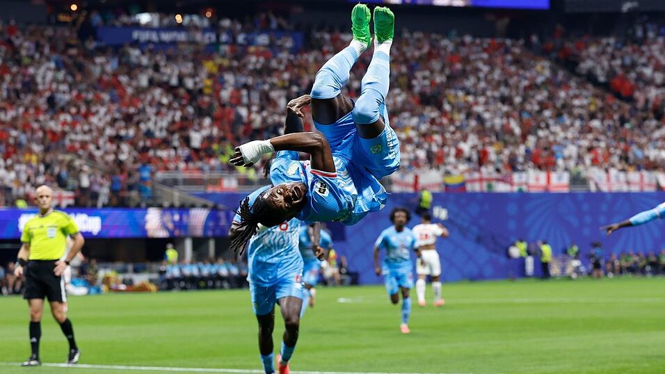 Dribbler Brian Cipenga feierte sein Tor mit einer Art Salto.