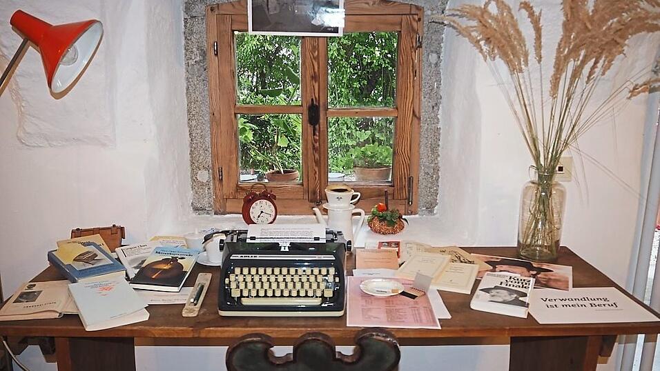 Sein nachgesteller Arbeitsplatz mit Originalen. Sein nachgesteller Arbeitsplatz mit Originalen.