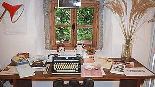 Sein nachgesteller Arbeitsplatz mit Originalen. Sein nachgesteller Arbeitsplatz mit Originalen.