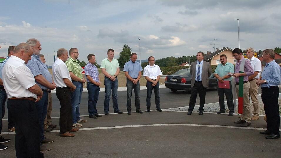 Bereits vor 20 Jahren wurde der Bau eines Kreisverkehrs in Schaufling an der Straße zur Rusel erwogen, und schließlich wieder verworfen. Bereits vor 20 Jahren wurde der Bau eines Kreisverkehrs in Schaufling an der Straße zur Rusel erwogen, und schließlich wieder verworfen.