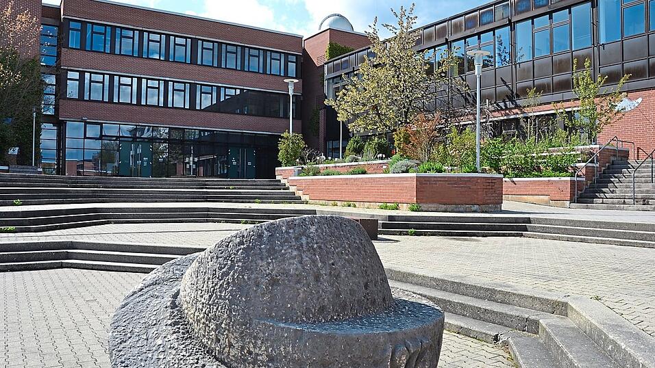 Knapp 900 Schüler werden im neuen Schuljahr am Gabelsberger-Gymnasium unterrichtet, davon 124 in der fünften Jahrgangsstufe. Knapp 900 Schüler werden im neuen Schuljahr am Gabelsberger-Gymnasium unterrichtet, davon 124 in der fünften Jahrgangsstufe.