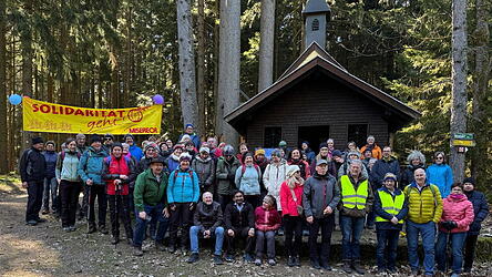 Die 75-köpfige Teilnehmerschar am Distelberg.