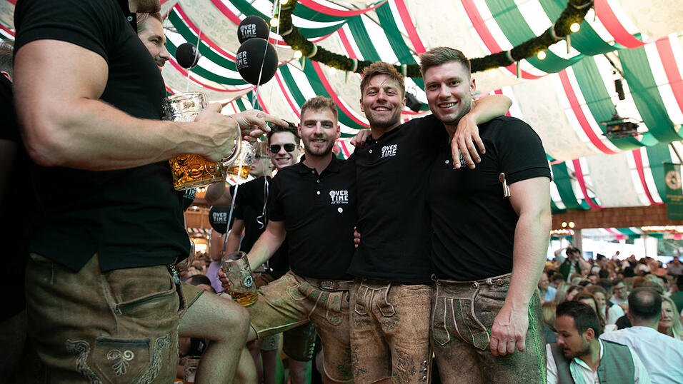 Echte Blasmusikfans lie&szlig;en sich den Montagabend im Festzelt Weckmann nicht entgehen.