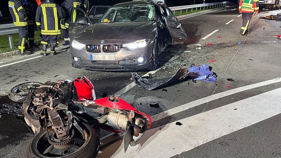 Bei dem Zusammensto&szlig; starb der Motorradfahrer, vier Autoinsassen wurden verletzt.
