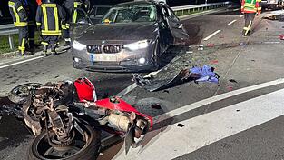 Bei dem Zusammensto&szlig; starb der Motorradfahrer, vier Autoinsassen wurden verletzt.