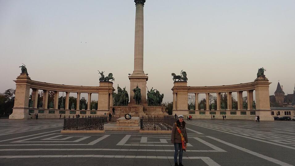 Budapest ist mit seiner Offenheit f&uuml;r Neues und den zeitgleich vielen Geschichten aus der Vergangenheit der ideale Ort zum Tagtr&auml;umen und Ausspannen, findet Johanna. Das Bild zeigt den Heldenplatz in Budapest.