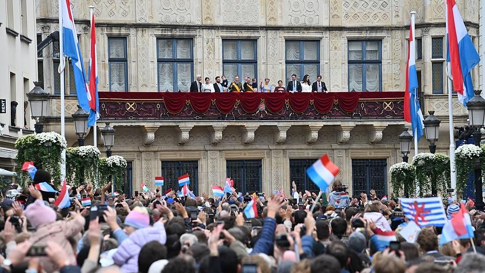 Auf den Auftritt der Familie auf dem Balkon haben viele gewartet Auf den Auftritt der Familie auf dem Balkon haben viele gewartet